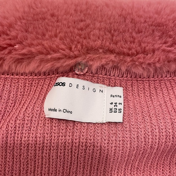 ASOS DESIGN Petite cardigan with faux fur collar in pink - Picture 3 of 5